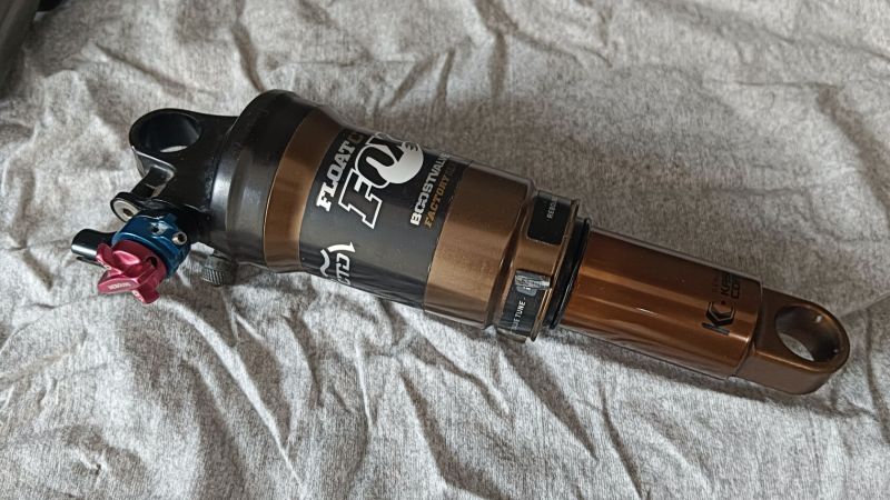 tlumiče FOX 165x38 FACTOTY Kashima a RP23 Lightrider