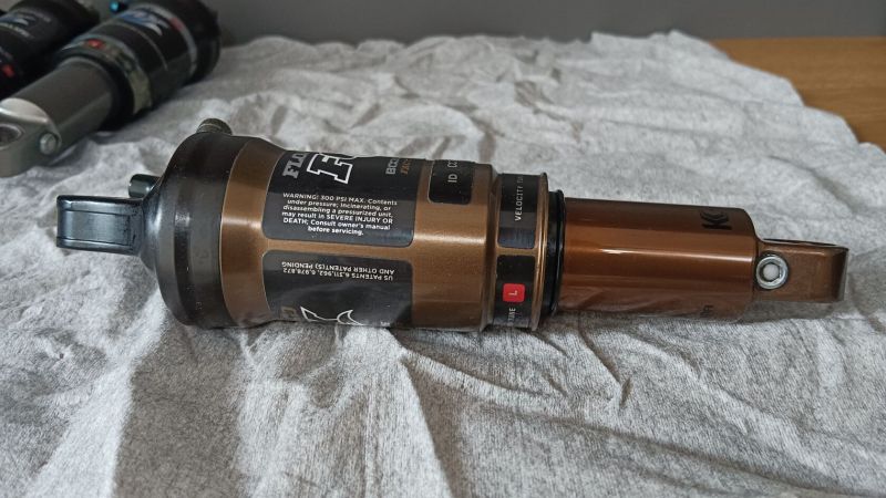 tlumiče FOX 165x38 FACTOTY Kashima a RP23 Lightrider