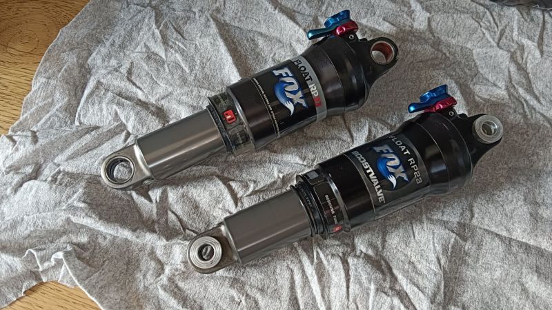 tlumiče FOX 165x38 FACTOTY Kashima a RP23 Lightrider