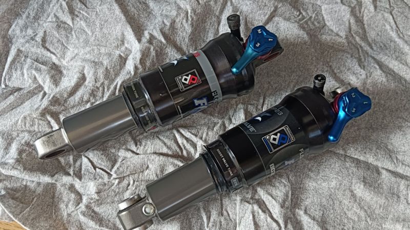 tlumiče FOX 165x38 FACTOTY Kashima a RP23 Lightrider