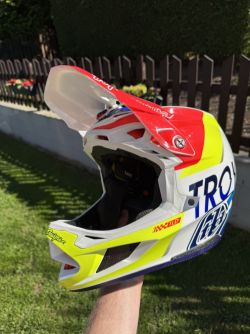 TroyLeeDesigns D4 Composite Helmet MIPS Qualifier White Blue