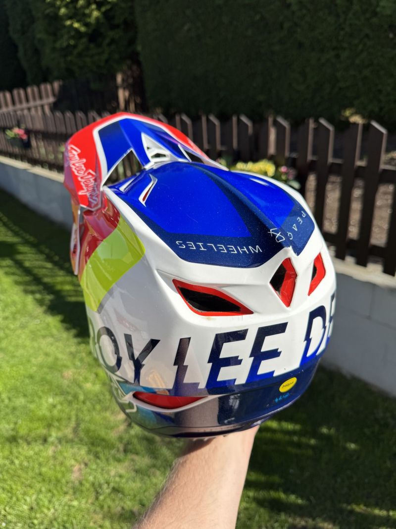 TroyLeeDesigns D4 Composite Helmet MIPS Qualifier White Blue