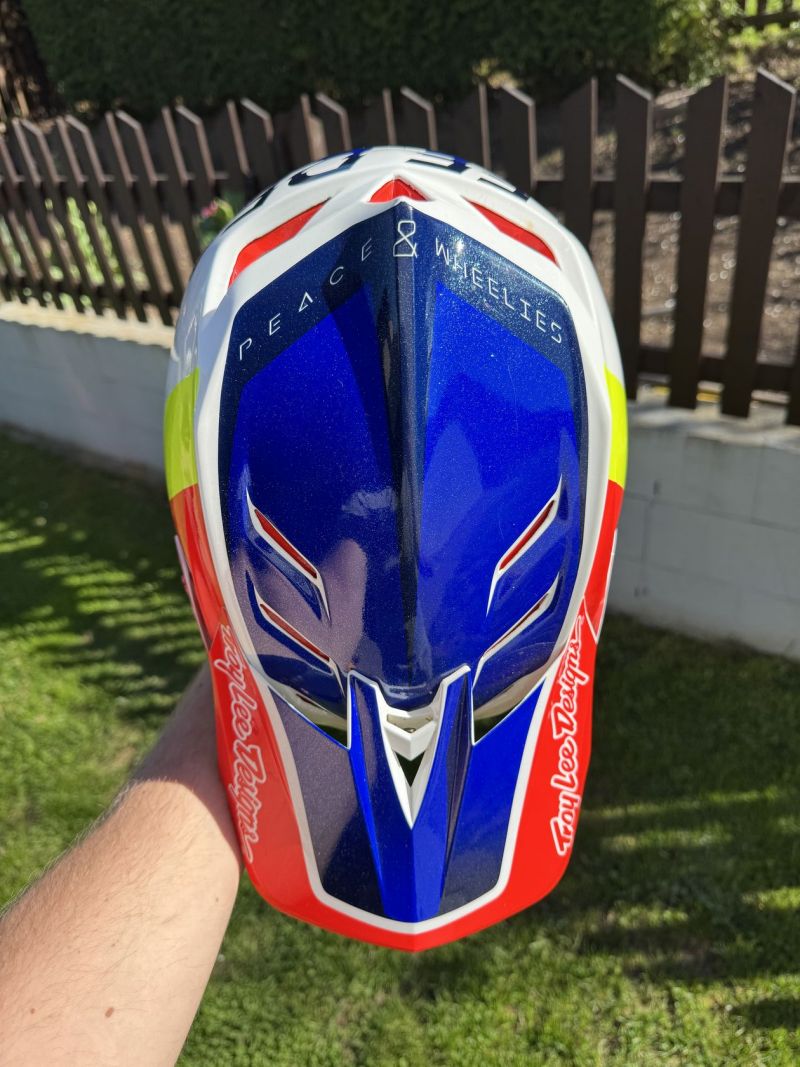 TroyLeeDesigns D4 Composite Helmet MIPS Qualifier White Blue