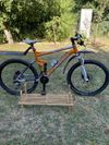 CELOODPRUŽENÉ HORSKÉ KOLO MERIDA RÁM L, KOLA 26”