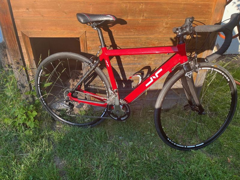 Prodám krásné dětské závodní silniční kolo JUNIOR Carbon Racing, 26‘‘ (do 150 cm) 
