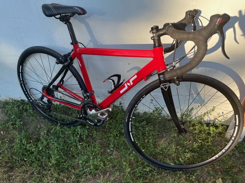 Prodám krásné dětské závodní silniční kolo JUNIOR Carbon Racing, 26‘‘ (do 150 cm) 