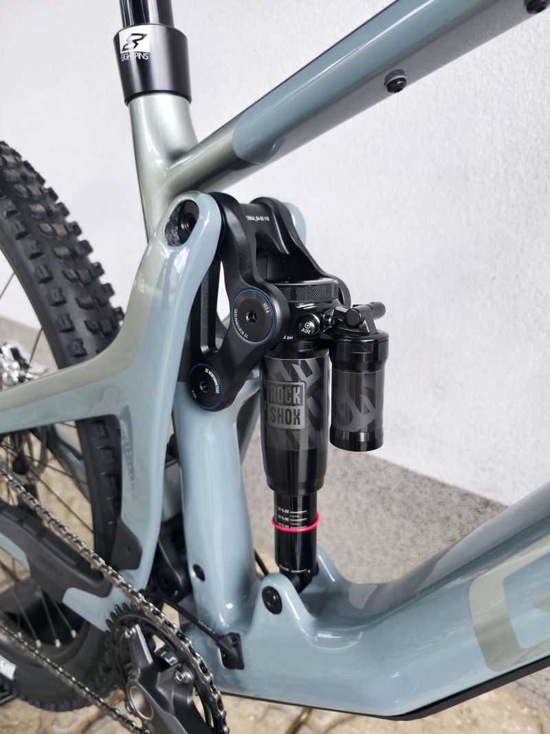 Horské kolo GHOST Riot AM CF Pro Carbon 2025 29″