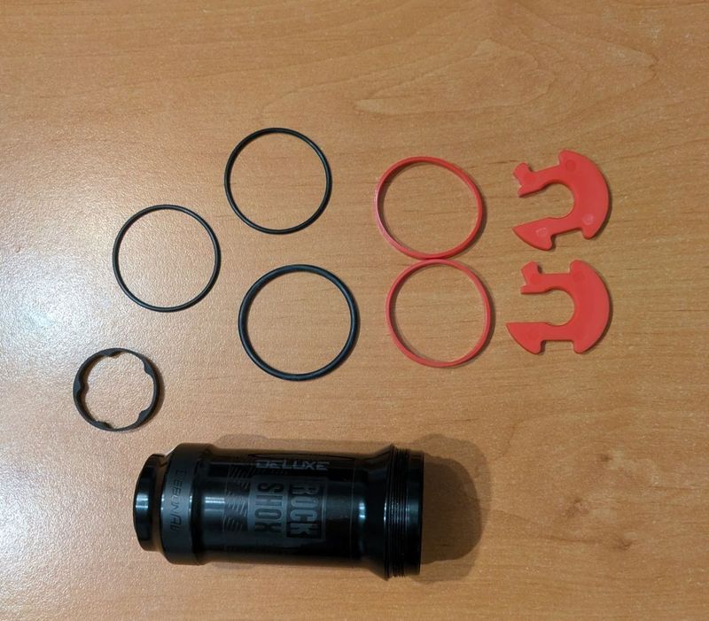 Vzduchová komora Rock Shox Deluxe + tokeny