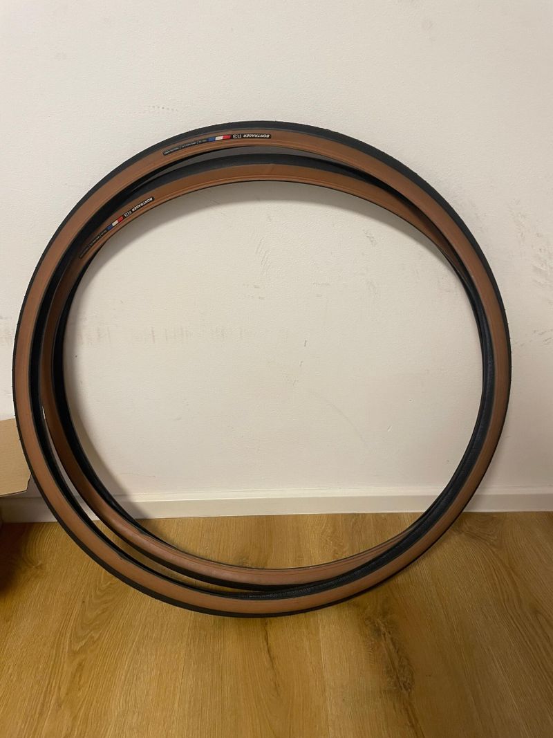 BONTRAGER R3 Hard-Case TLR 700x28 - bezdušové