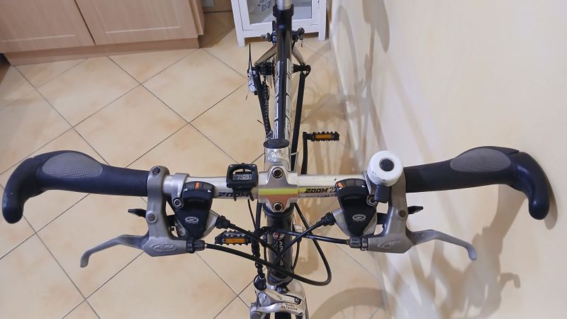 Prodám fitness dámské kolo APACHE TATE s karbonovou vidlicí.