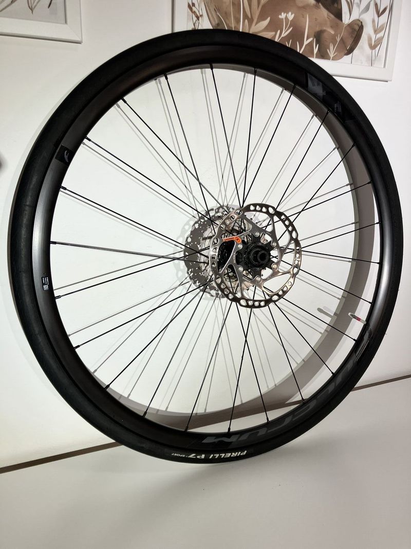 Silnicni zapletena kola Fulcrum Racing 600 DB Disc vcetne plastu a TPU dusi