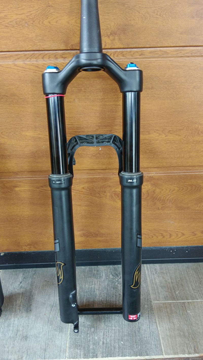 FOX 34 a RockShox 29" 140mm