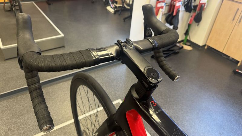 Colnago V3, Ultegra Di2 - 12 speed, karbonová kola