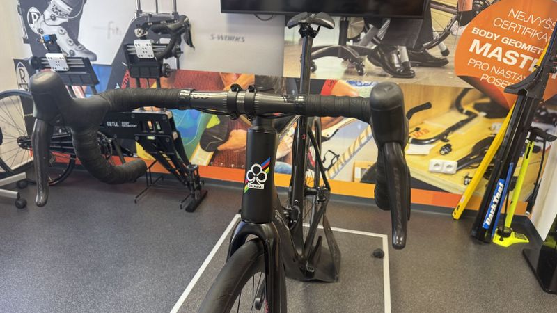 Colnago V3, Ultegra Di2 - 12 speed, karbonová kola