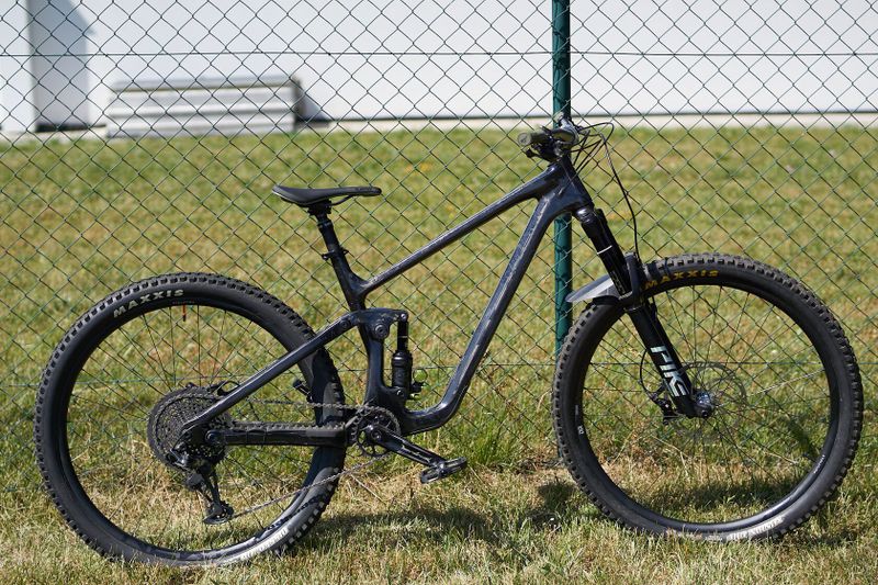 Moderní trail bike Carbonda FM1001