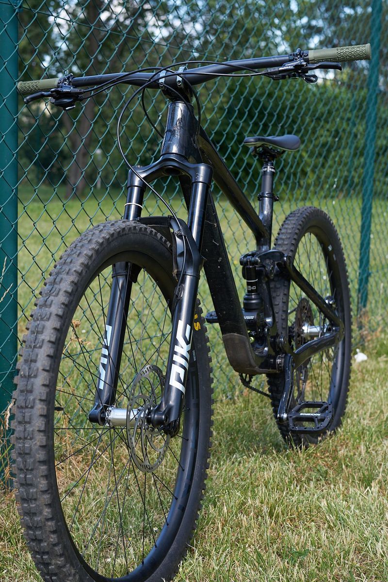 Moderní trail bike Carbonda FM1001