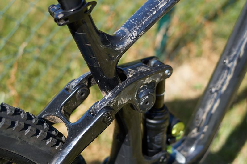 Moderní trail bike Carbonda FM1001