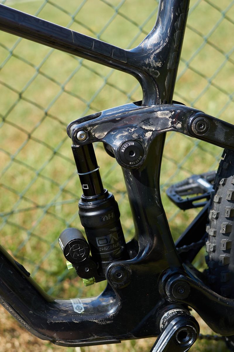 Moderní trail bike Carbonda FM1001