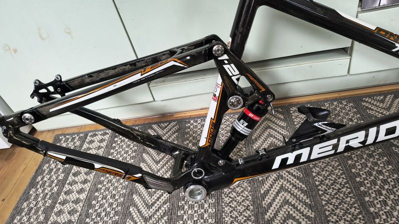 Prodám celoodpružená karbonový rám Merida One Twenty vel. 21" na 26" kola