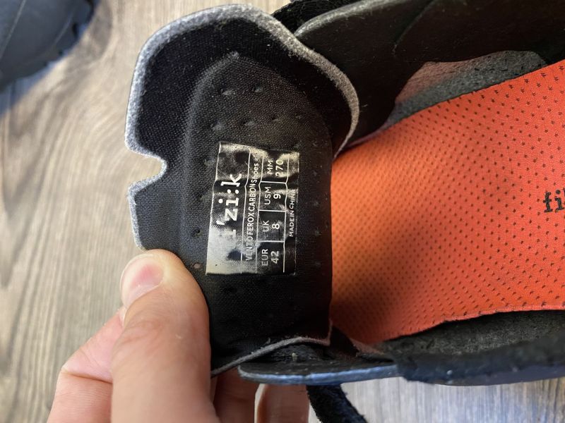 MTB tretry Fizik Vento Ferox Carbon Black velikost 42