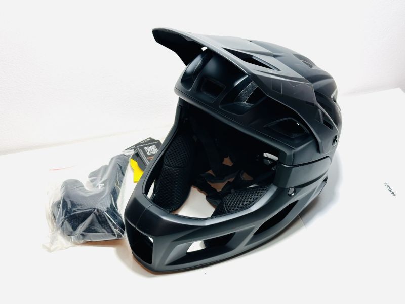 HELMA MET PARACHUTE MCR MIPS ČERNÁ - vel. S 52/56