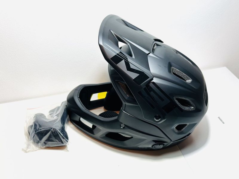 HELMA MET PARACHUTE MCR MIPS ČERNÁ - vel. S 52/56