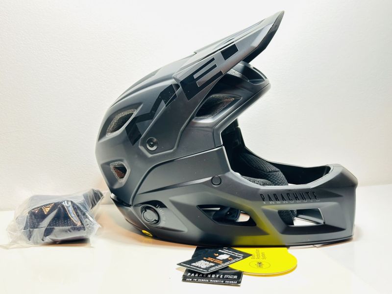 HELMA MET PARACHUTE MCR MIPS ČERNÁ - vel. S 52/56