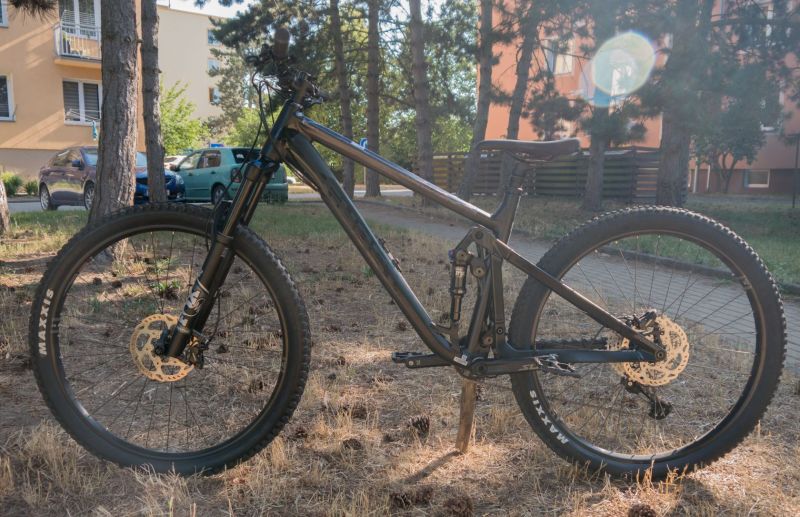 2022 ZÁNOVNÍ GHOST RIOT TRAIL ESSENTIAL 
