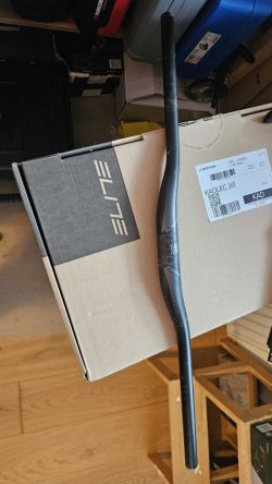 Prodám řidítka Race face 780mm sundáno z kola YT jeffsey. 