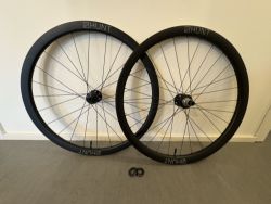 Prodám sadu kol HUNT 35 Carbon Gravel, XDR