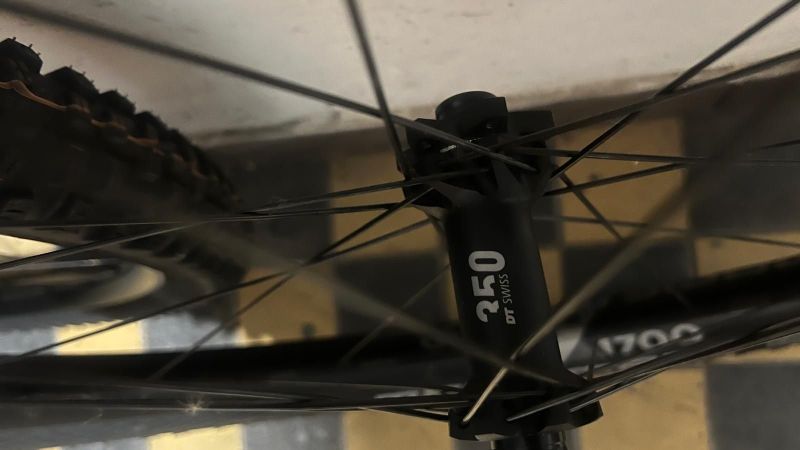 NOVÁ DT SWISS XM1700 29" s plášti Schwalbe 