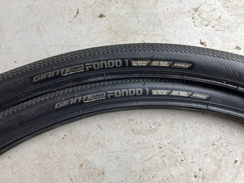 Skvele celorocni plaste Giant Fondo 700x32 nove
