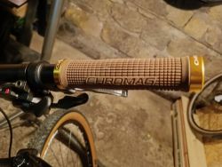 Horské kolo postavené na rámu Rockrider 