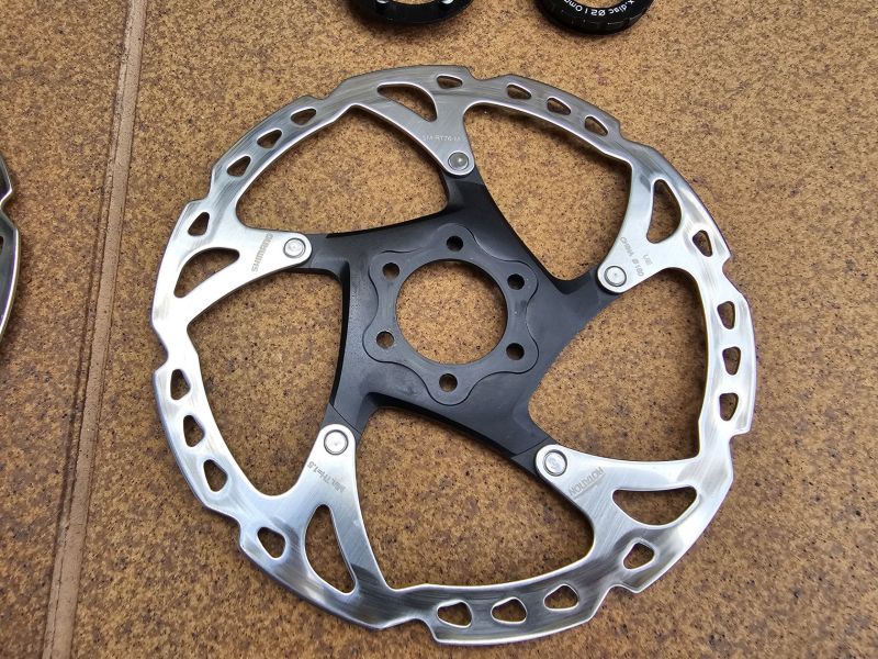 2x kotouče SHIMANO XT SM-RT76 - 180mm - 6 děr/CL