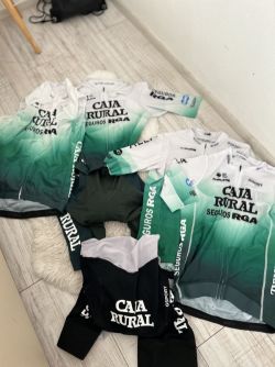 Týmové oblečení CAJA RURAL 