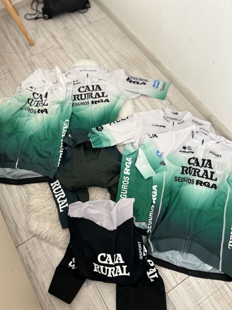 Týmové oblečení CAJA RURAL 