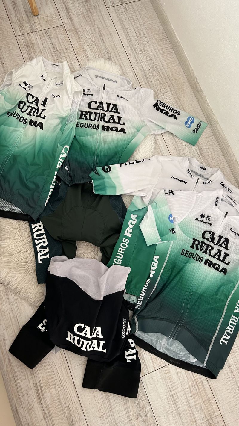 Týmové oblečení CAJA RURAL 