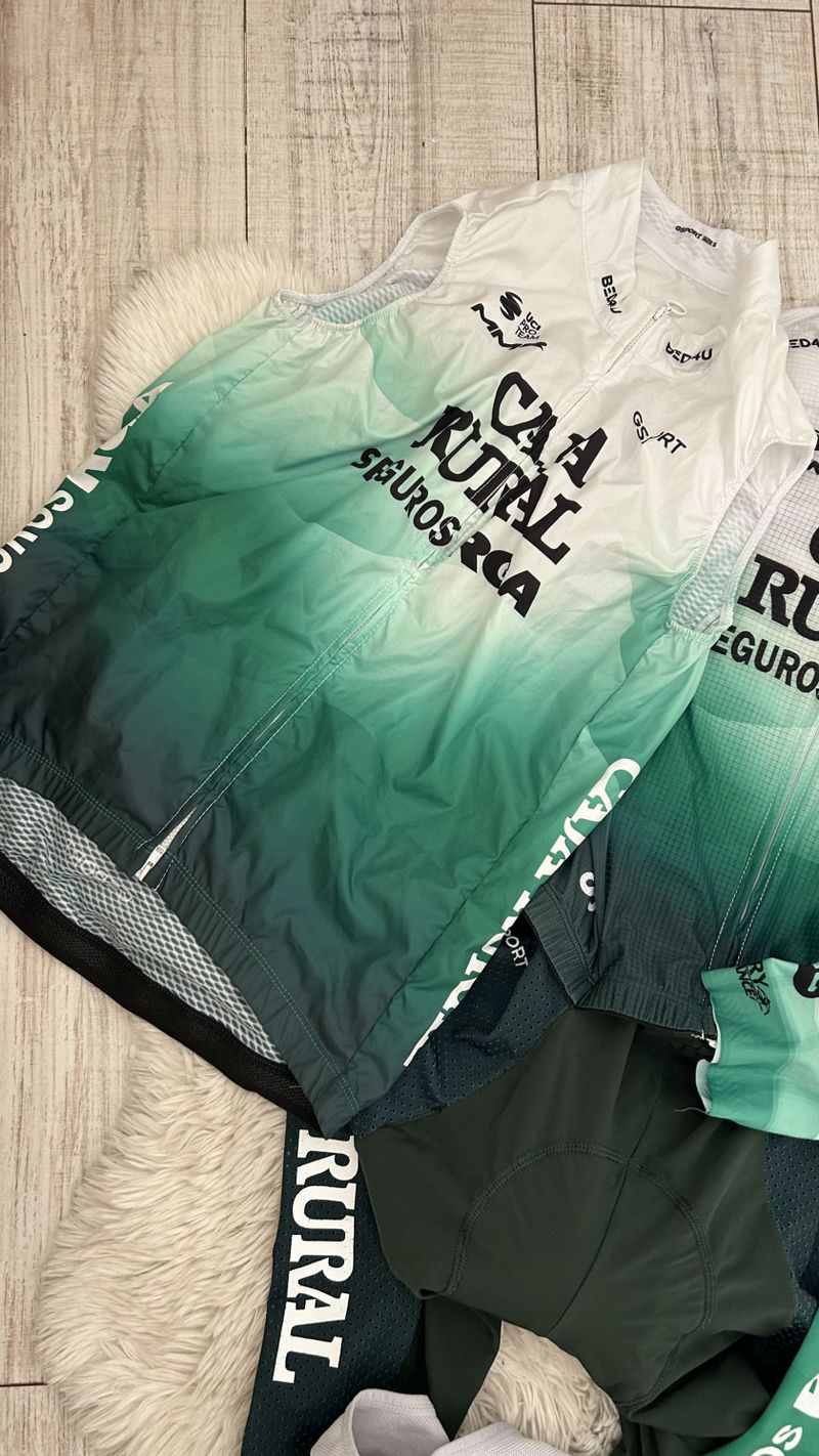Týmové oblečení CAJA RURAL 