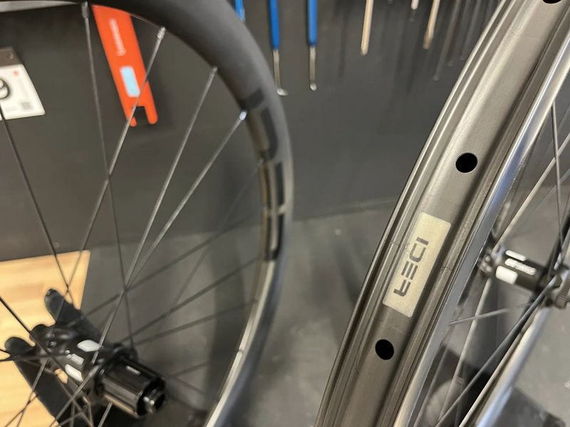 Zapletená kola IDEA G35 ROUBAIX ULTRA (1240 g) + pláště Pirelli Gravel RC-X