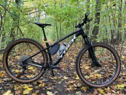Trek Roscoe M/L s Pike 140mm – univerzální trailový bajk s novým odpružením a brzdami