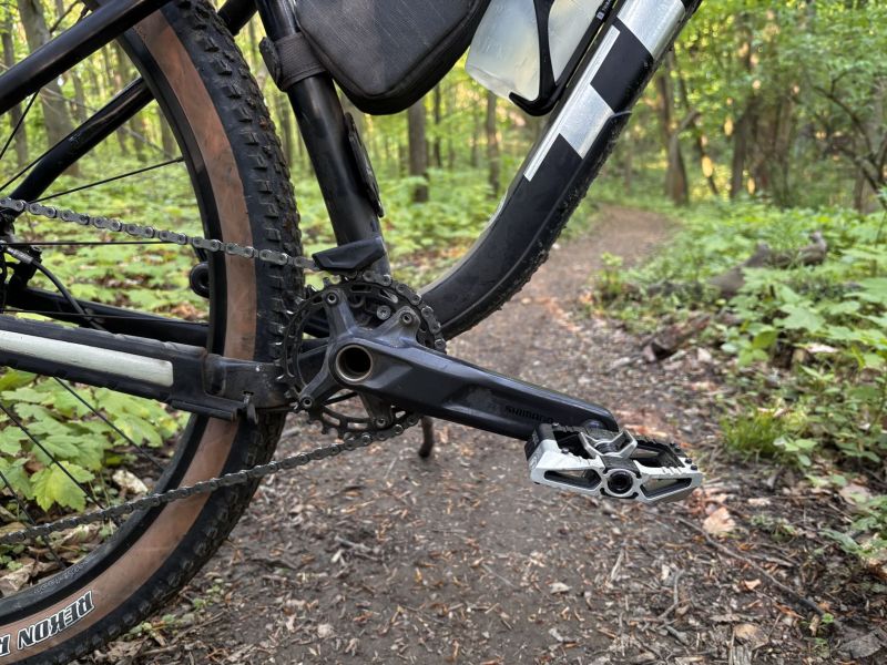 Trek Roscoe M/L s Pike 140mm – univerzální trailový bajk s novým odpružením a brzdami