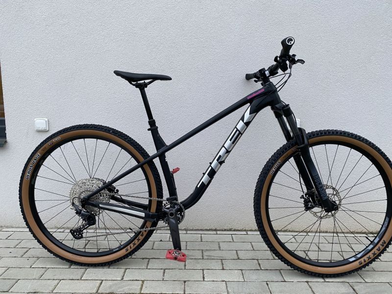Trek Roscoe M/L s Pike 140mm – univerzální trailový bajk s novým odpružením a brzdami
