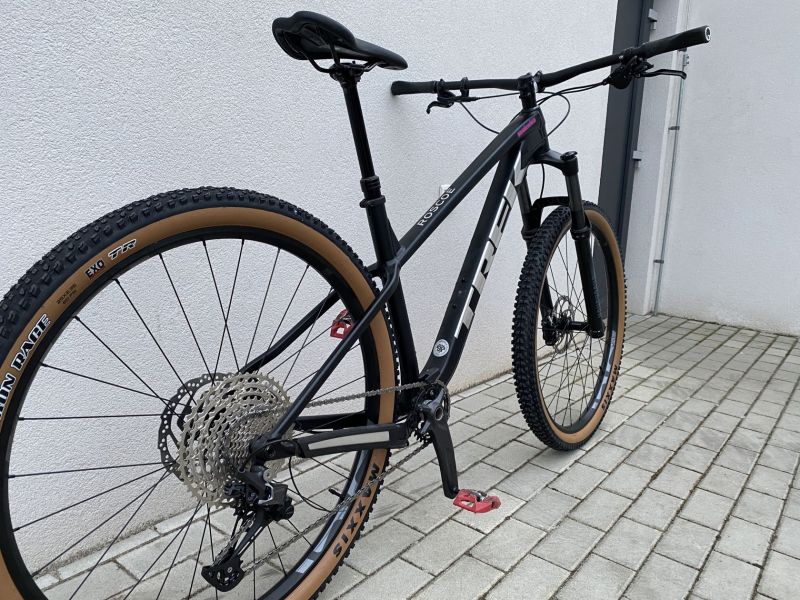 Trek Roscoe M/L s Pike 140mm – univerzální trailový bajk s novým odpružením a brzdami