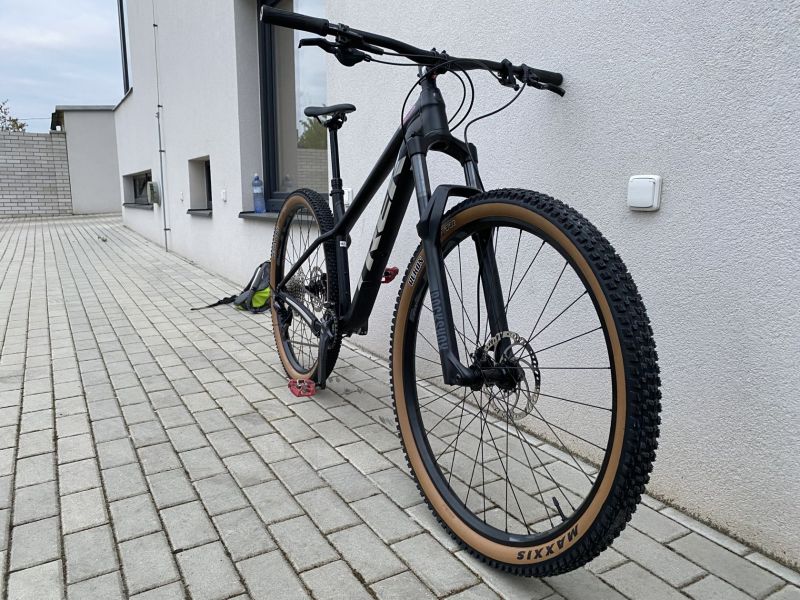 Trek Roscoe M/L s Pike 140mm – univerzální trailový bajk s novým odpružením a brzdami