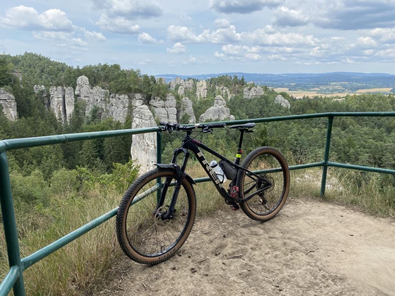 Trek Roscoe M/L s Pike 140mm – univerzální trailový bajk s novým odpružením a brzdami