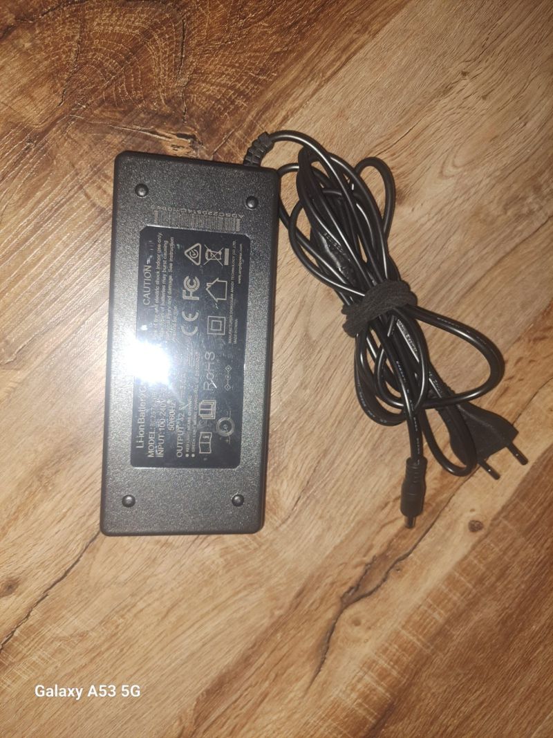 Prodám baterii do elektrokola +nabíječku 