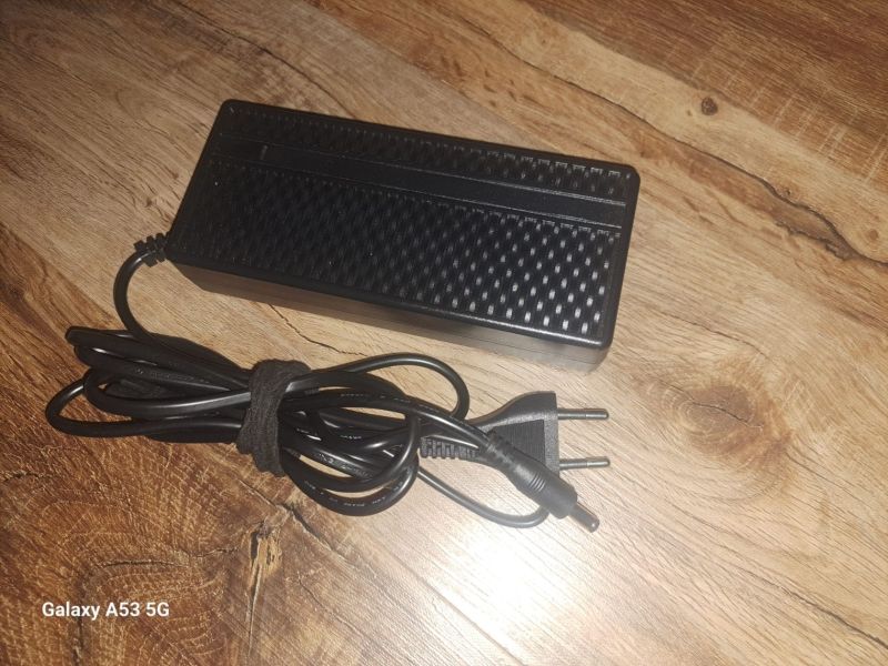 Prodám baterii do elektrokola +nabíječku 