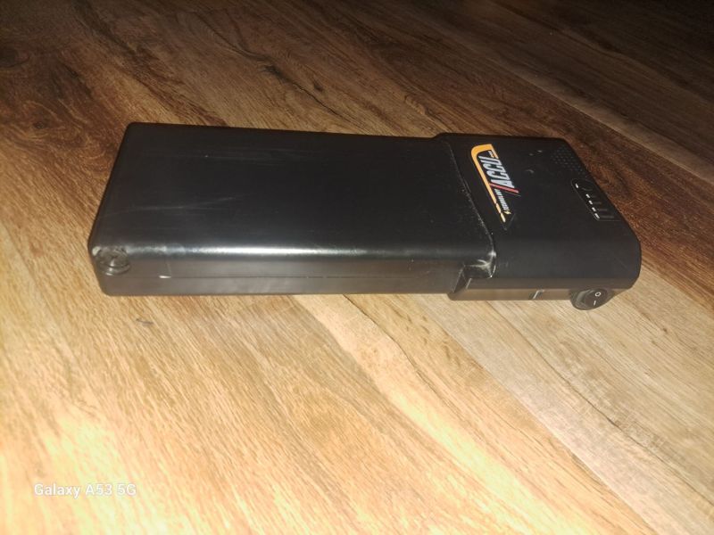 Prodám baterii do elektrokola +nabíječku 