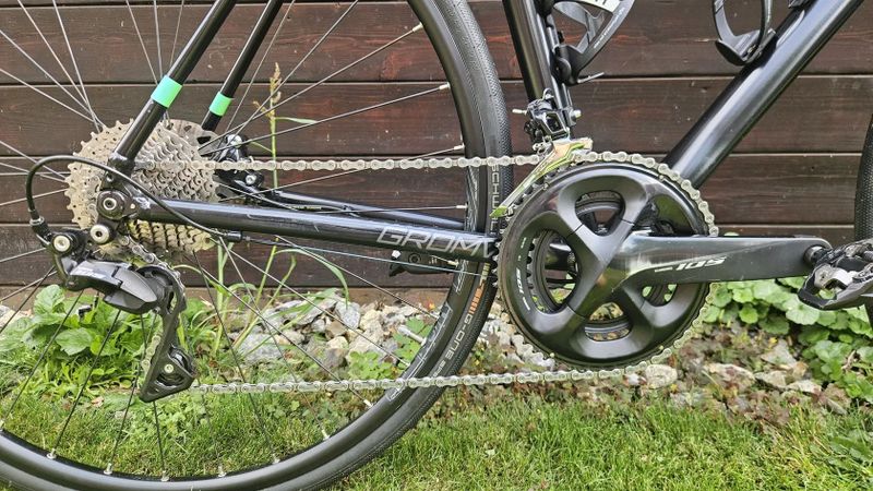 Gravel kolo 4EVER Gromvel 2 (2020) – Shimano 105, karbonová vidlice