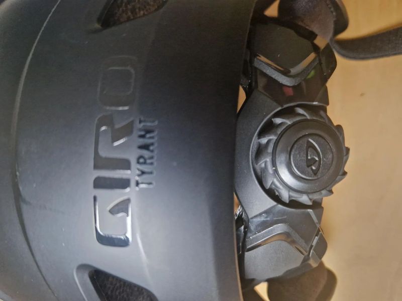  NOVÁ Giro Tyrant MIPS Spherical přilba, matná černá